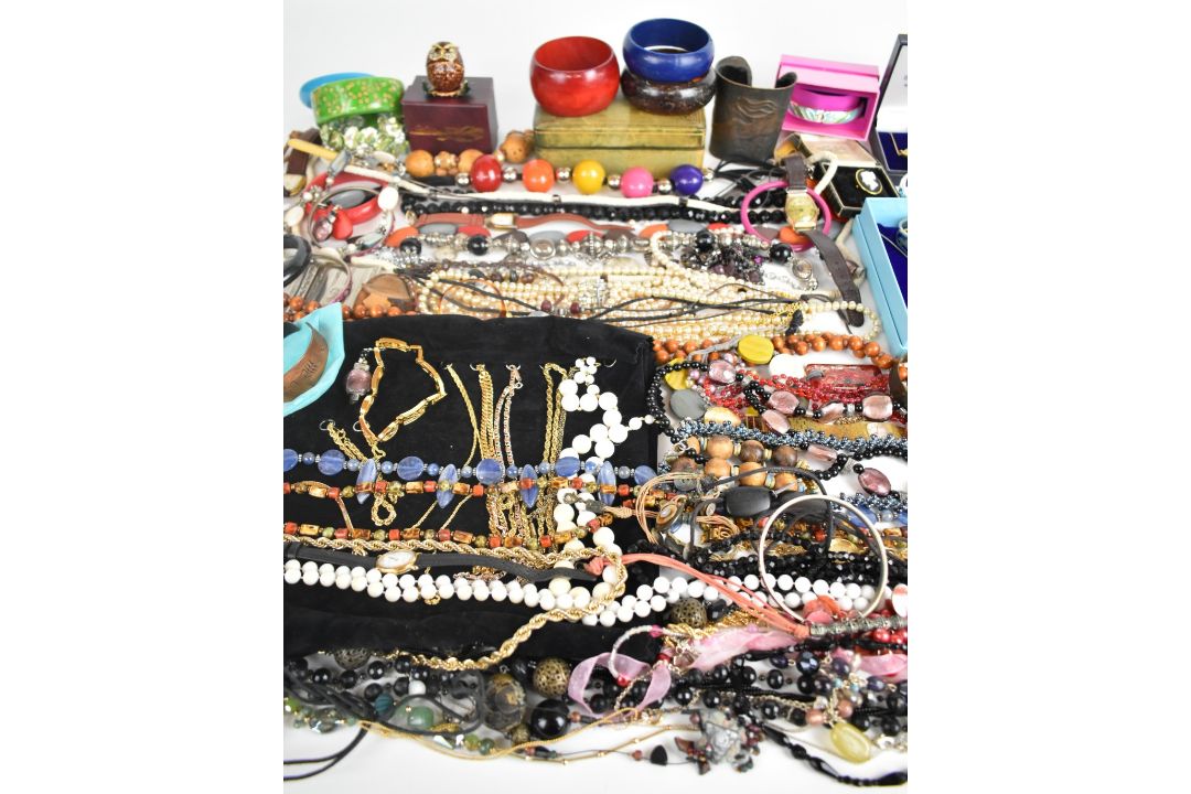 A collection of jewellery including vintage box, 9ct gold chain (8.4g), gold plated chains, diamanté - Image 8 of 9