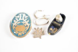 Mexico silver buckle, cased silver thimble and Wang Hing silver brooch, 55.8g