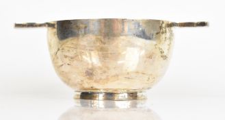 George V hallmarked silver twin handled quaich, Birmingham 1922, maker William Adams Ltd, width 14.