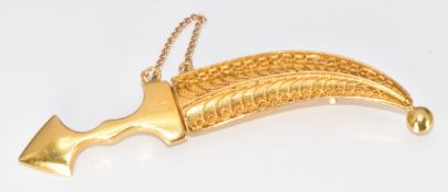 Yellow metal Persian jambiya dagger and filigree scabbard brooch, tests as 18k gold, 7.3g, 5.2cm