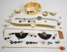 A collection of jewellery including 9ct gold earrings set with pearls, 9ct gold pendant set with a