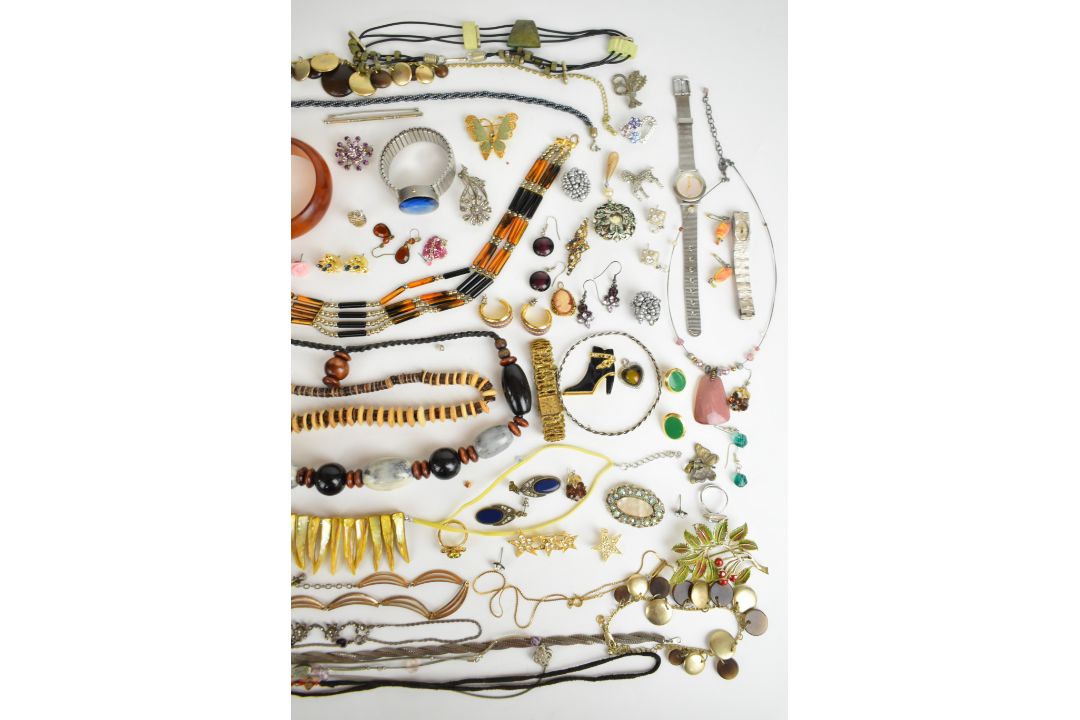 A collection of jewellery including silver butterfly pendant, three silver bangles, silver - Image 8 of 8