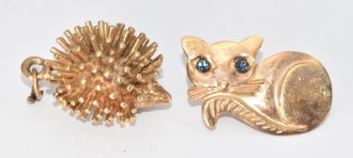 A 9ct gold hedgehog charm (2.4cm) and a 9ct gold cat brooch, 6.6g