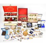 A collection of jewellery including two silver rings, 'La Reine' silver brooch, 'Mizpah' silver