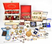 A collection of jewellery including two silver rings, 'La Reine' silver brooch, 'Mizpah' silver