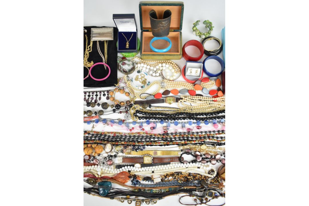 A collection of jewellery including vintage box, 9ct gold chain (8.4g), gold plated chains, diamanté - Image 3 of 9