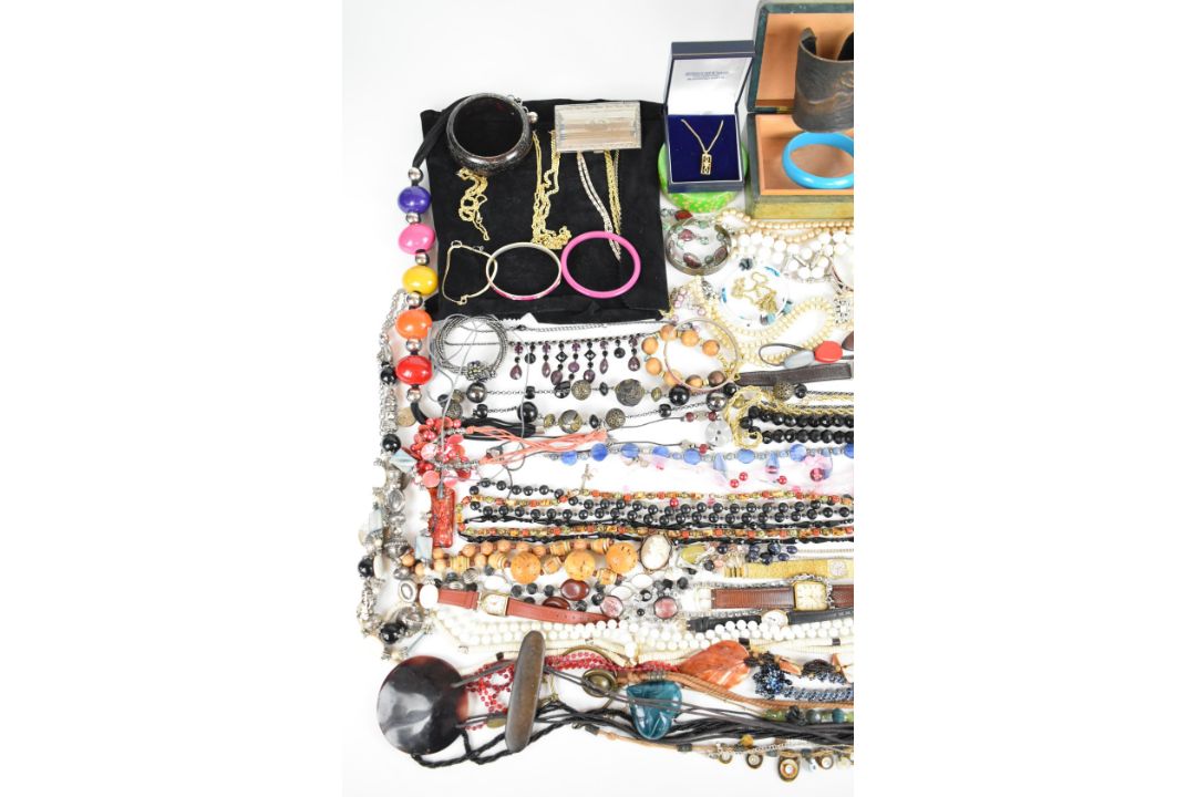 A collection of jewellery including vintage box, 9ct gold chain (8.4g), gold plated chains, diamanté - Image 2 of 9
