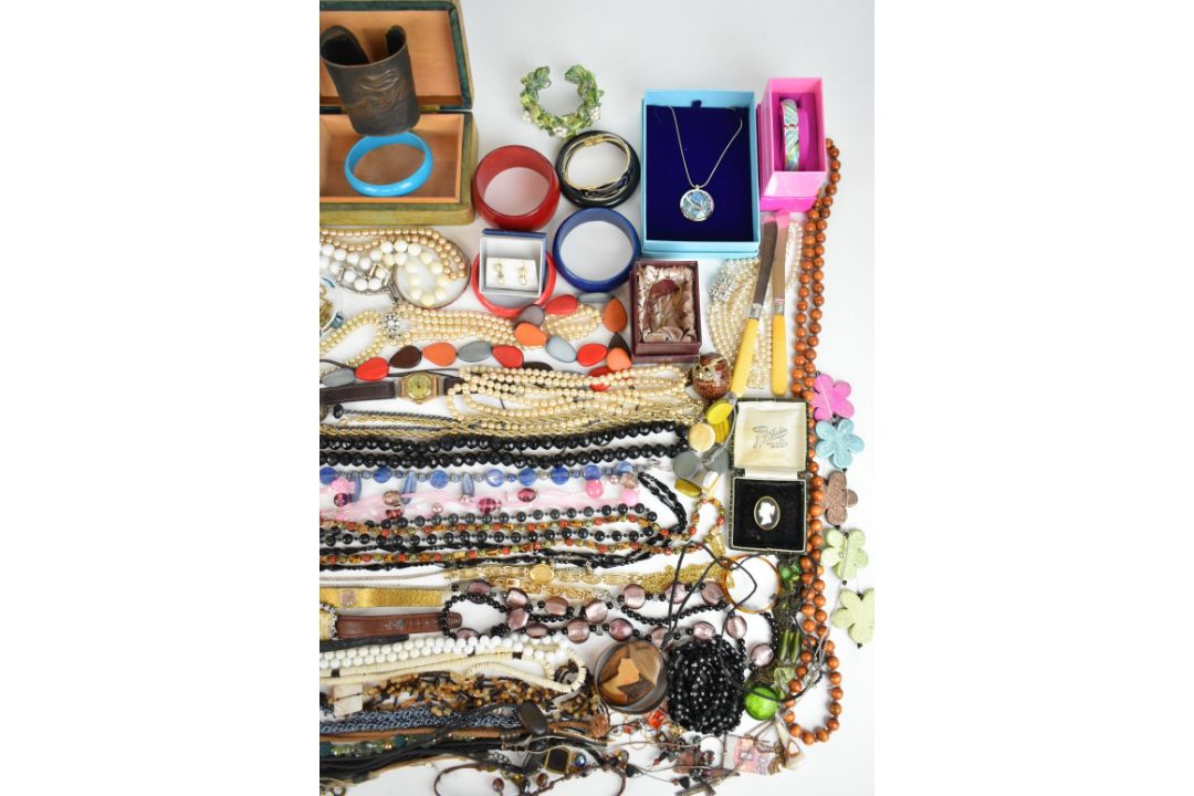 A collection of jewellery including vintage box, 9ct gold chain (8.4g), gold plated chains, diamanté - Image 4 of 9
