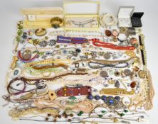 A collection of jewellery including 9ct gold brooch in the form of a shamrock set with split