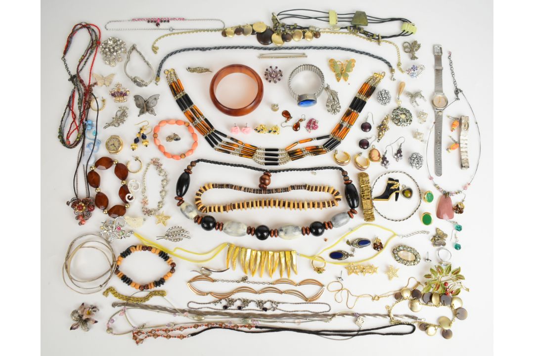 A collection of jewellery including silver butterfly pendant, three silver bangles, silver - Image 5 of 8