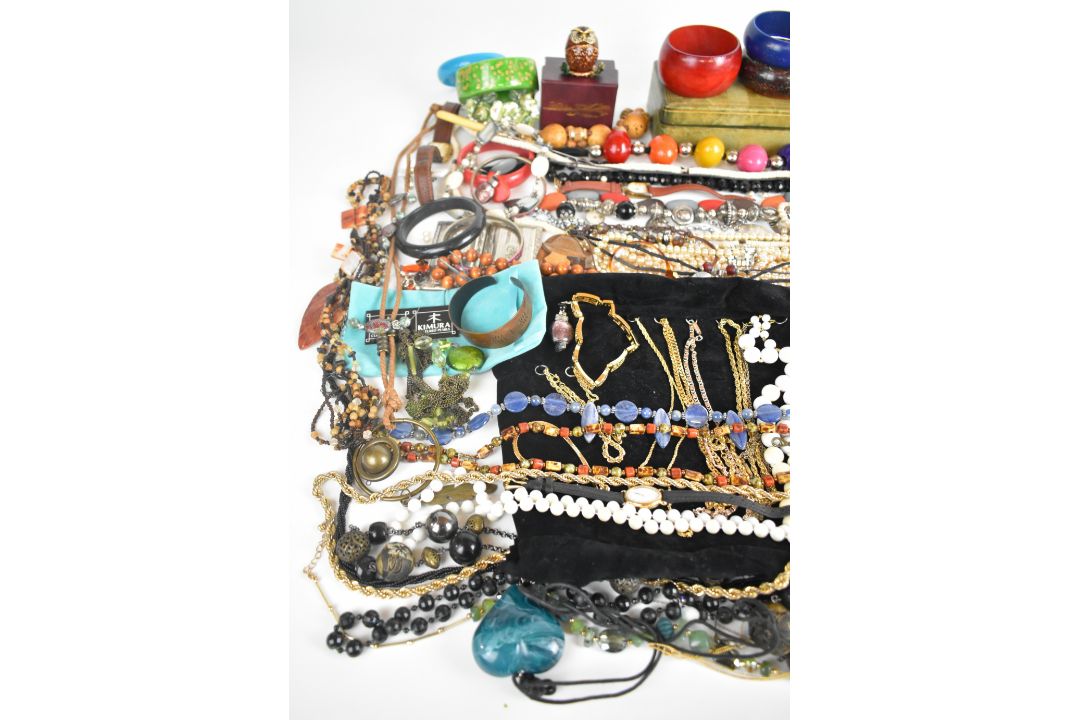 A collection of jewellery including vintage box, 9ct gold chain (8.4g), gold plated chains, diamanté - Image 7 of 9