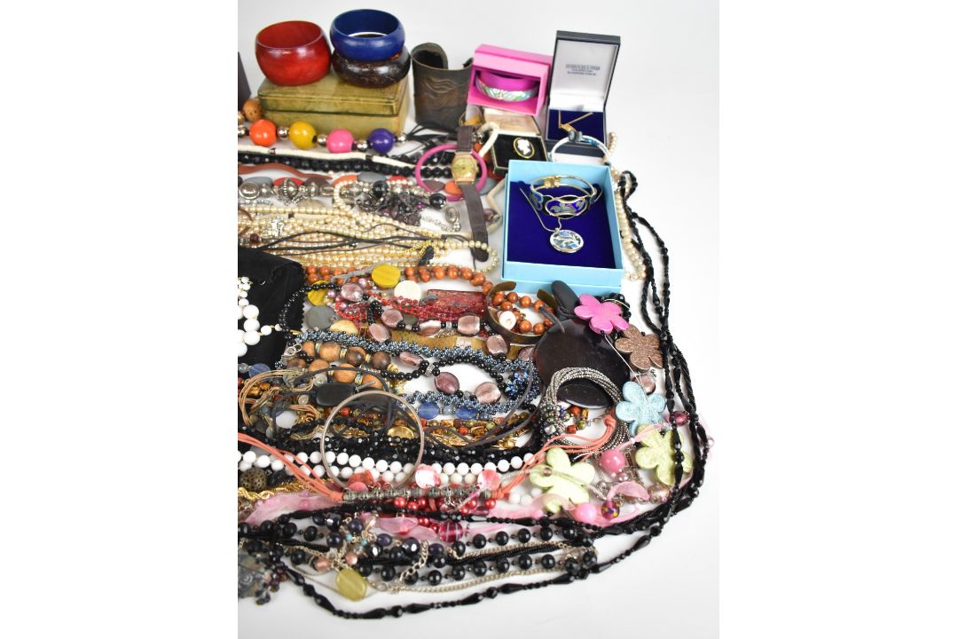 A collection of jewellery including vintage box, 9ct gold chain (8.4g), gold plated chains, diamanté - Image 9 of 9