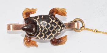 Rolled gold brooch set with a tortoishell turtle with inlaid decoration, 3.5cm