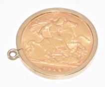 A 1914 gold half sovereign in 9ct gold mount, 5g