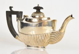 Edward VII hallmarked silver bachelor's teapot with reeded lower body and lid, Birmingham 1909,