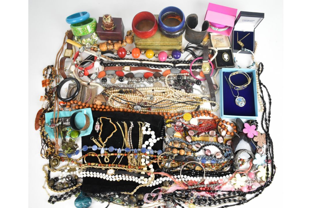 A collection of jewellery including vintage box, 9ct gold chain (8.4g), gold plated chains, diamanté - Image 6 of 9