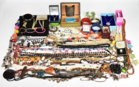 A collection of jewellery including vintage box, 9ct gold chain (8.4g), gold plated chains, diamanté