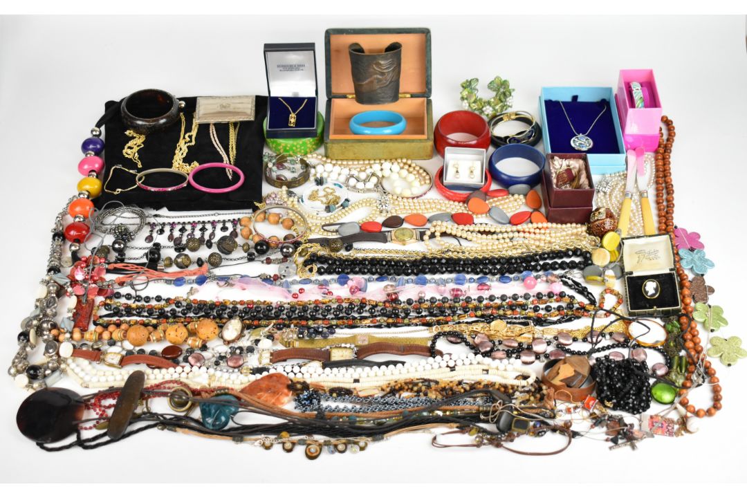 A collection of jewellery including vintage box, 9ct gold chain (8.4g), gold plated chains, diamanté - Image 1 of 9