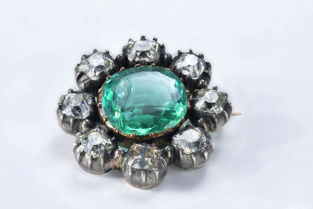 An early Victorian brooch set with a cushion cut emerald of approximately 4.2ct surrounded by - Image 3 of 3