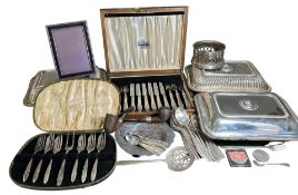 A COLLECTION OF 19TH & 20TH CENTURY SILVER PLATED ITEMS, TO INCLUDE A MILITARY MIDDLESEX YEOMANRY