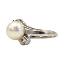 A VINTAGE 14CT WHITE GOLD PEARL AND DIAMOND RING The single cultured pearl on a half twist design