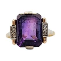 AN ART DECO 18CT GOLD, AMETHYST AND DIAMOND RING The central rectangular stone edged with