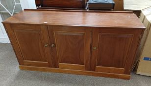 LATE 20TH CENTURY MAHOGANY SIDEBOARD WITH 3 PANEL DOORS ON PLINTH BASE - 158 CM WIDE