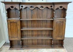 20TH CENTURY OAK DRESSER TOP WITH CENTRAL PLATE RACK FLANKED BY 2 PANEL DOORS .