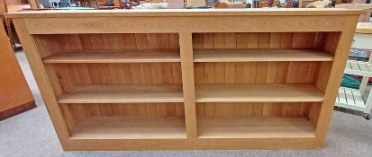 OAK OPEN BOOKCASE WITH ADJUSTABLE SHELVES ON PLINTH BASE,