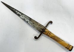 SCOTTISH LOWLAND DAGGER WITH 25CM LONG FLATTENED DIAMOND SECTION BLADE,