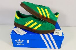 Adidas - A pair of Gazelle Indoor trainers in green and yellow,