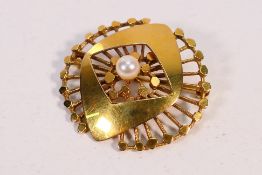 A 9ct yellow gold brooch set with a single pearl bead, 3 cm x 3.5 cm, approximately 7.3 grams.
