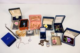 A collection of costume jewellery to include a fine trace necklace and pendant stamped 375,