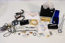 Lot to include costume jewellery, a boxed Treasured Trinkets coach form trinket box and other.