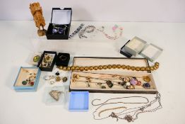 Lot comprising costume jewellery to include filigree brooch in the form of a boat,