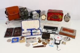 A mixed lot of collectibles to include p
