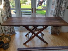 A decorator's table measuring approximately 81 cm x 182 cm x 68 cm.
