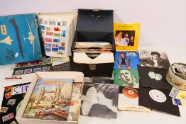 Lot comprising stamps, tea cards and a q