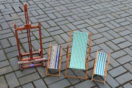 Three doll's deck chairs and a small desktop easel.