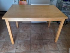 A kitchen table measuring approximately 73 cm x 121 cm x 81 cm.