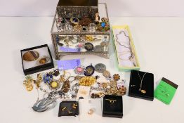 A collection of costume jewellery to inc