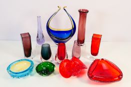 A quantity of decorative art glass to in