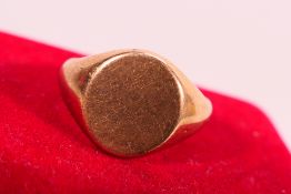 A 9ct rose gold signet ring, Chester assay 1914, size U+½, approximately 8.3 grams.