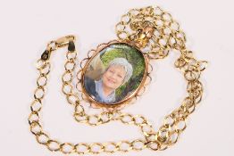 A 9ct gold framed photograph pendant on 9ct yellow gold necklace, 44 cm (l), approximately 13 grams.