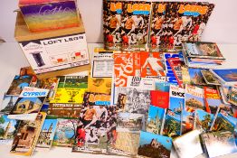 Lot comprising a small quantity of football programmes,