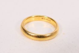 An 18ct yellow gold wedding band, size Q+½, approximately 6.5 grams.