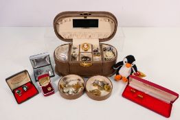 A collection of costume jewellery to inc