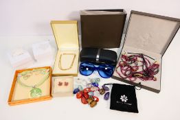 Lot comprising costume jewellery, sunglasses and mineral samples.