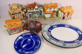 Lot comprising novelty teapots in the fo
