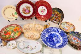 A mixed lot of ceramics to include thirteen cat themed Franklin Mint cabinet plates designed by